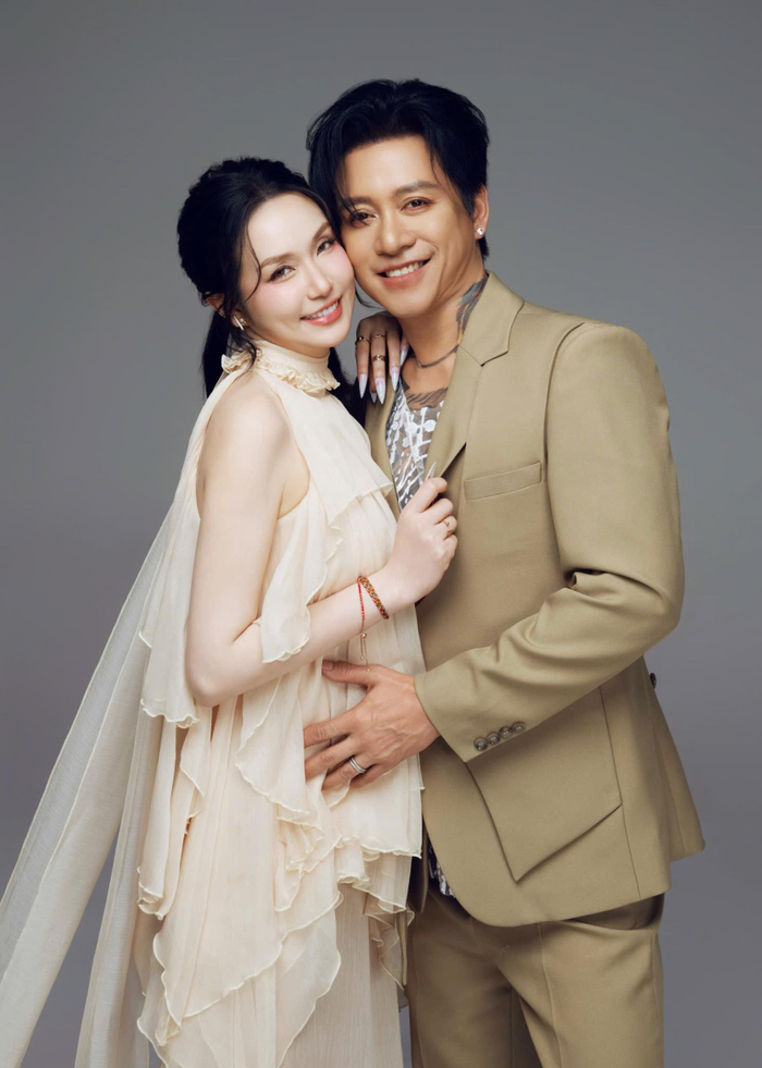 Showbiz 24h: Tuấn Hưng và vợ vẫn ngọt ngào, hạnh phúc sau nhiều năm chung sống. Ảnh: FBNV