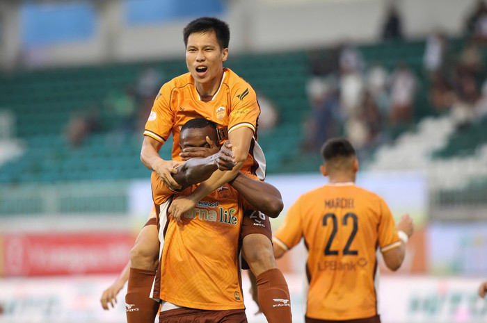 HAGL đánh bại Bình Dương 4-0 là câu trả lời hoàn hảo cho những ai nghi ngờ tài cầm quân của HLV Vũ Tiến Thành. Ảnh: Linh Hùng