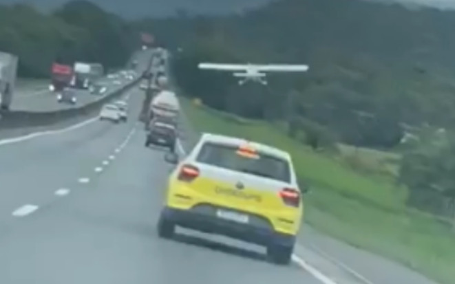 Máy bay bất ngờ hạ cánh xuống đường cao tốc, nhiều tài xế hoảng loạn Ảnh 2