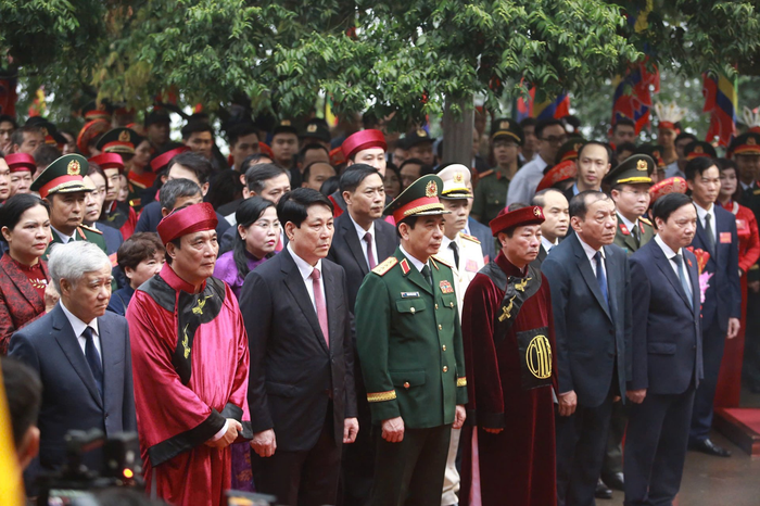Chủ tịch nước Lương Cường cùng lãnh đạo Đảng, Nhà nước dâng hương trong Khu di tích lịch sử quốc gia đặc biệt Đền Hùng. (Ảnh: Khổng Chí/Báo Dân Việt)