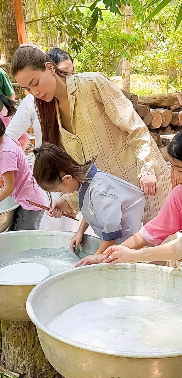 Sau thời gian tất bật với công việc, Hồ Ngọc Hà dành kì nghỉ lễ giỗ Tổ Hùng Vương cho các con. Nữ ca sĩ dẫn Lisa và Leon tham gia các hoạt động có ý nghĩa tại chùa, hướng các con đến lối sống tích cực, thiện lành. 