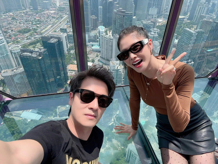 Vợ chồng ca sĩ Đăng Khôi đi du lịch Malaysia trong dịp nghỉ lễ. 