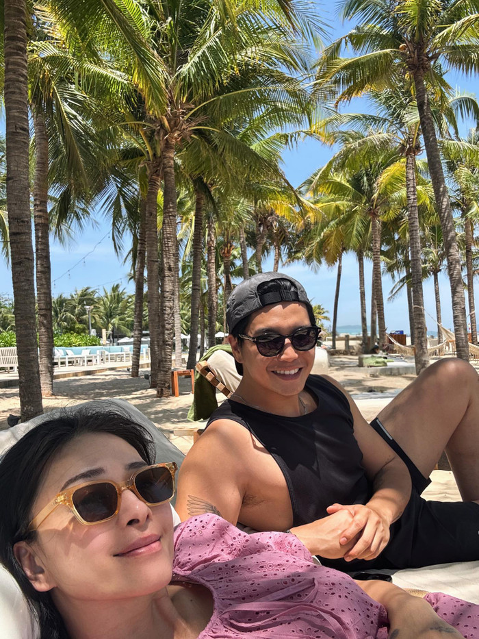 Huy Trần và Ngộ Thanh Vân đi du lịch nghỉ dưỡng trong kì nghỉ giỗ Tổ Hùng Vương. Tấm ảnh này càng khiến nhiều khán giả cho rằng nữ diễn viên đang mang thai con đầu lòng, diện đầm bầu nên hạn chế chụp rõ bụng. 