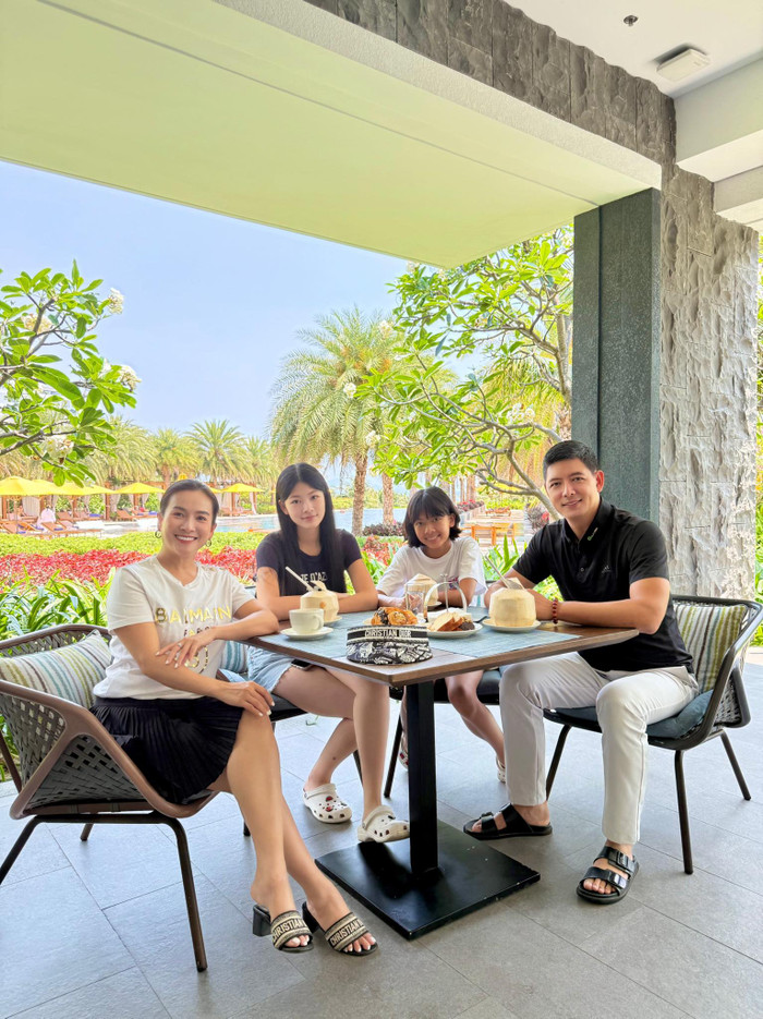 Vợ chồng Bình Minh đưa 2 con gái đi nghỉ dưỡng trong kì nghỉ giỗ Tổ Hùng Vương. 