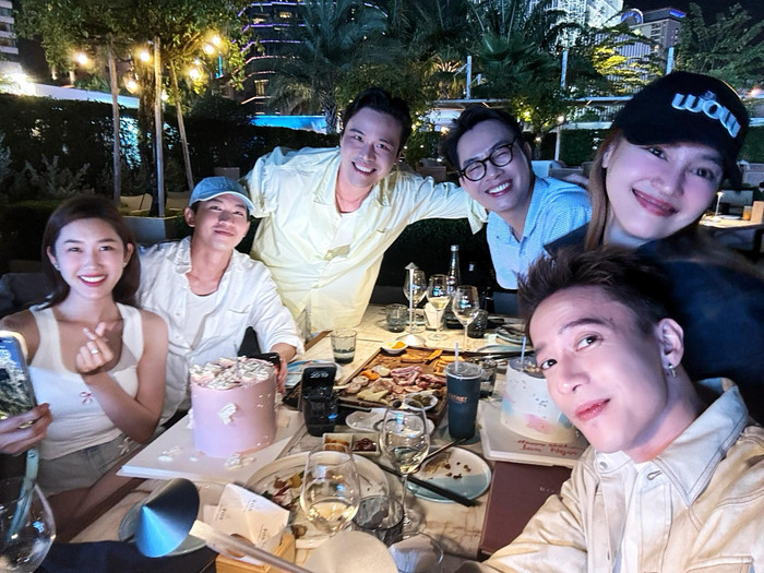 Hội bạn thân Vbiz gồm Thúy Ngân, Lan Ngọc, S.T Sơn Thạch, Võ Cảnh... tụ tập ăn uống, mừng sinh nhật. Đáng chú ý, khoảnh khắc Thúy Ngân và Võ Cảnh ngồi cạnh nhau càng khiến nhiều netizen xôn xao, càng thêm 'bằng chứng' cả hai đang hẹn hò nhưng chưa công khai. 