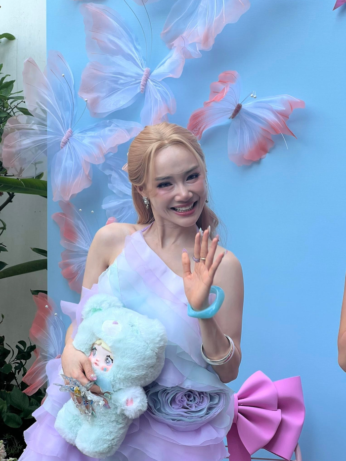 Showbiz 24h: Nhan sắc thật của Nhã Phương qua 'cam thường' khiến nhiều người bất ngờ. Ảnh: Chấn động Showbiz