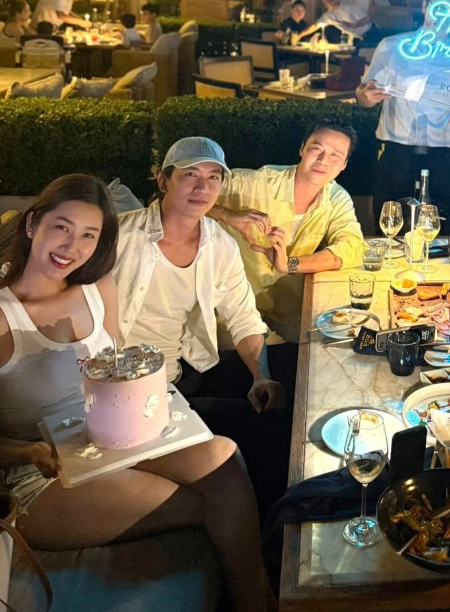 Showbiz 24h: Thúy Ngân - Võ Cảnh diện đồ đôi, ngồi kề nhau trong bữa tiệc sinh nhật. Ảnh: FBNV