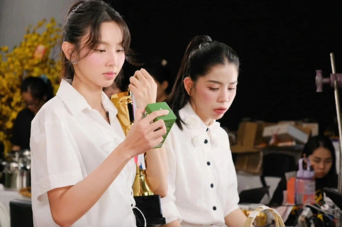 Hoa hậu Thùy Tiên thừa nhận kẹo Kera là 'đứa con tinh thần' và tham gia nhiều phiên livestream bán sản phẩm cùng Hằng Du Mục và Quang Linh Vlogs.