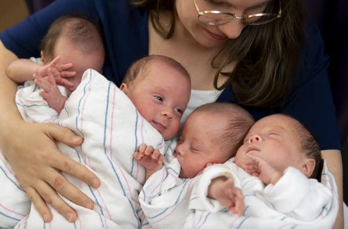 Người phụ nữ mang thai 4 con một lúc, kết quả sinh nở đầy mỹ mãn Ảnh 1