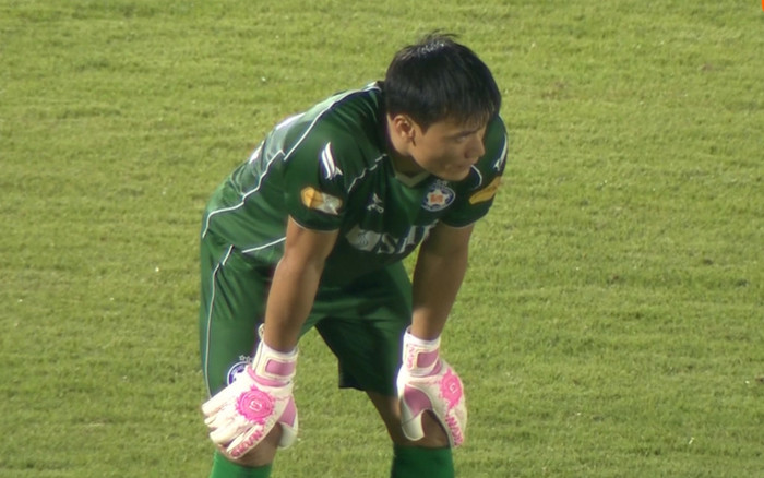 Sai lầm khiến thủ môn Bùi Tiến Dũng mất điểm với HLV Kim Sang Sik Ảnh 2