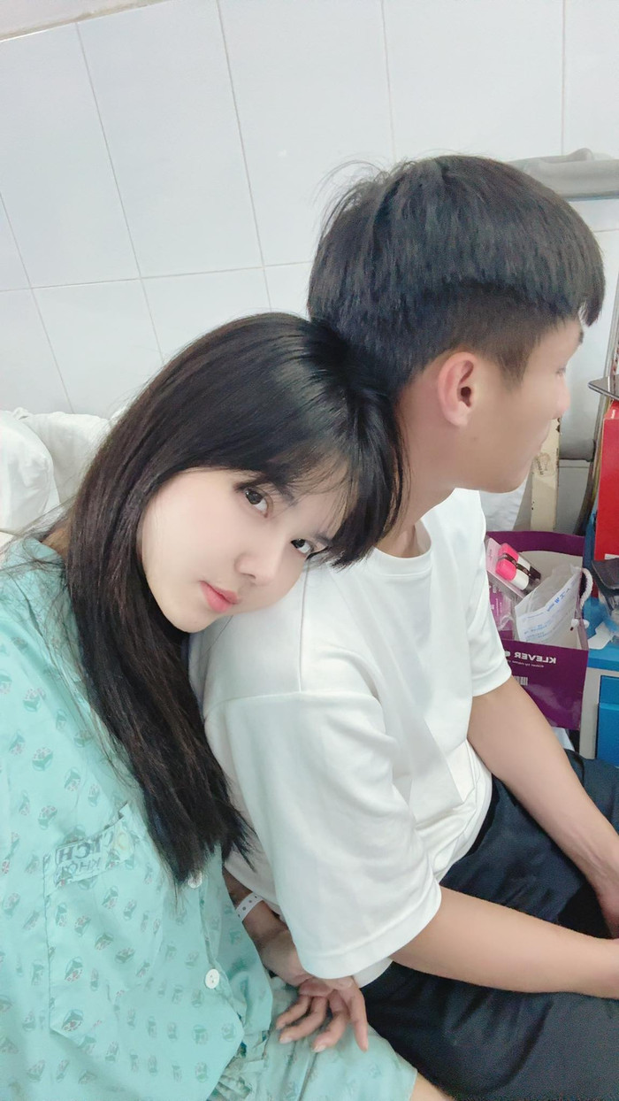 Bà xã Mạc Hồng Quân sau đó đã lên tiếng trấn an khán giả rằng sức khoẻ của cô đã ổn định sau ca phẫu thuật. Ảnh: FBNV