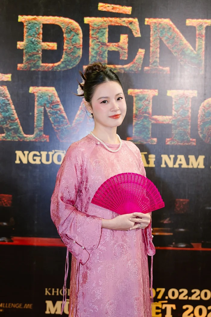 Midu diện áo dài dáng rộng, làm dấy lên nghi vấn mang bầu.