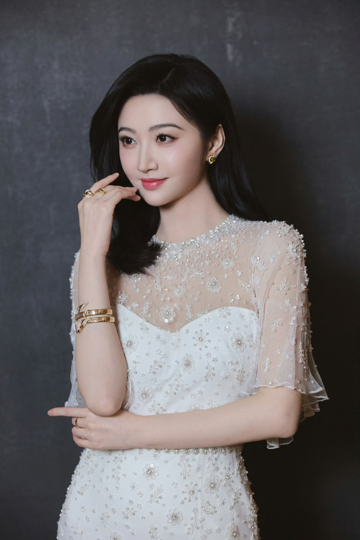 Ngoài khoản tiền phạt khổng lồ, Cảnh Điềm còn bị cấm nhận hợp đồng quảng cáo mới trong vòng 3 năm. Ảnh: Weibo