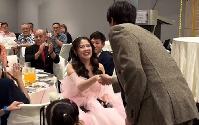 Nam ca sĩ nổi tiếng bất ngờ tới dự đám cưới, cô dâu bật khóc vì hạnh phúc Ảnh 2