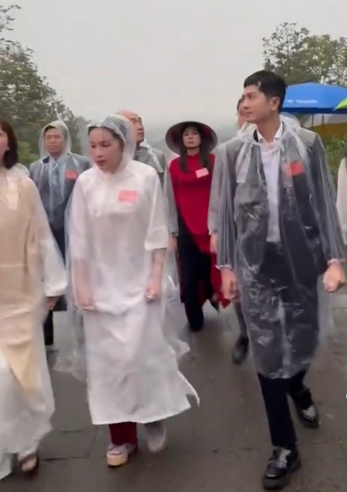 Showbiz 24h: Khả Như và Huỳnh Phương được bắt gặp sánh đôi cùng nhau mới đây ở Phú Thọ. Ảnh: Chụp màn hình TikTok Tiến Luật