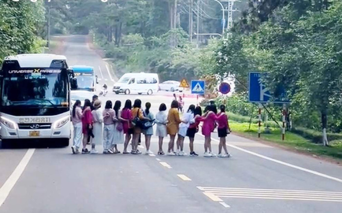 Từ vụ 14 phụ nữ dàn hàng chụp ảnh giữa đường: Khi 'đu trend' đi quá giới hạn Ảnh 2