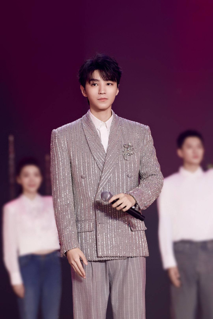 Ở tuổi 26, Vương Tuấn Khải ghi điểm trong lòng công chúng nhờ vẻ ngoài điển trai và sự đa tài ở nhiều vai trò. (Ảnh: Sưu tầm)