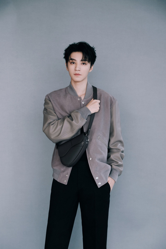 Công ty quản lý phủ nhận thông tin Vương Tuấn Khải đi bar suốt đêm. Đồng thời cho biết sẽ làm việc với pháp luật để xử lý tin đồn vô căn cứ. (Ảnh: Sưu tầm)