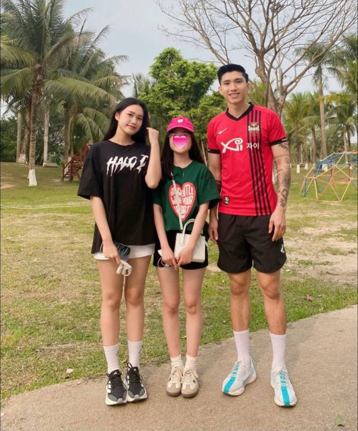 Vợ chồng Doãn Hải My và Đoàn Văn Hậu chụp ảnh với người hâm mộ gần đây. 