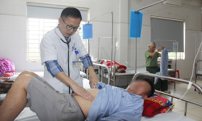 Bệnh nhân nghi ngộ độc thực phẩm đang điều trị tại Trung tâm Y tế huyện Sơn Động. Ảnh: báo Bắc Giang