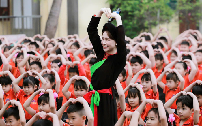 Sau thành công của 'Bắc Bling', Hòa Minzy ghi điểm với hành động ấm áp tại quê nhà Ảnh 2