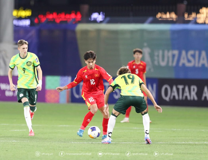 Tiền vệ U17 Việt Nam đã bất ngờ tiết lộ thần tượng Hoàng Đức với lối chơi kỹ thuật. Ảnh: VFF