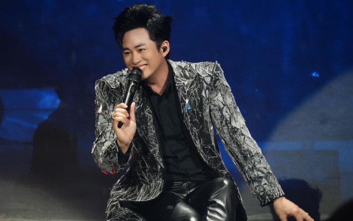 Gia đình 4 thế hệ đều 'say đắm' Tùng Dương, nam ca sĩ phản ứng ra sao? Ảnh 2