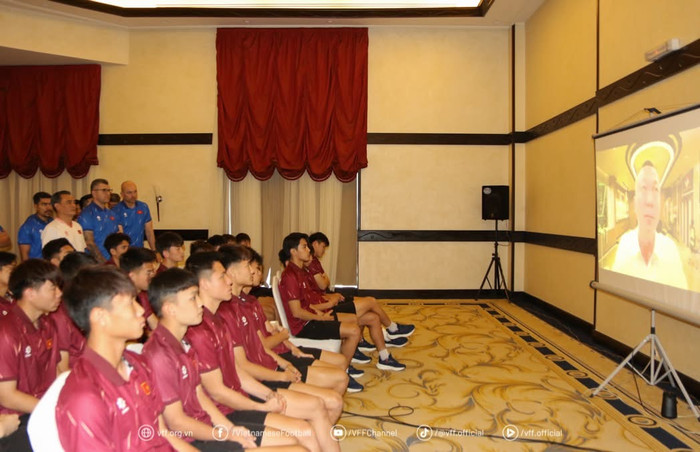 Chủ tịch VFF động viên U17 Việt Nam. Ảnh: VFF