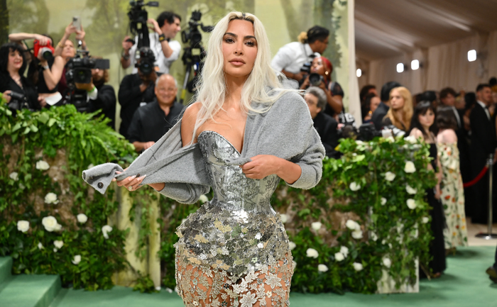 Tại thảm đỏ Met Gala 2024, Kim Kardashian trở thành tâm điểm với vòng eo nhỏ xíu, vô thực. (Ảnh: People)