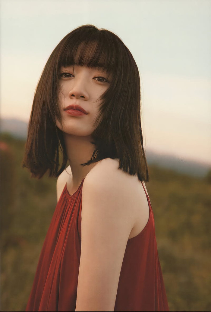 Nagano Mei gây ấn tượng mạnh với vẻ đẹp thanh thoát, làn da trắng mịn và đôi chân dài nổi bật. Ảnh X