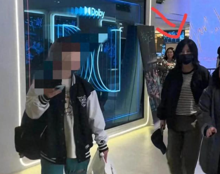 Showbiz 24h: Triệu Vy đeo khẩu trang kín mặt trong lần xuất hiện mới nhất. Ảnh: Sưu tầm