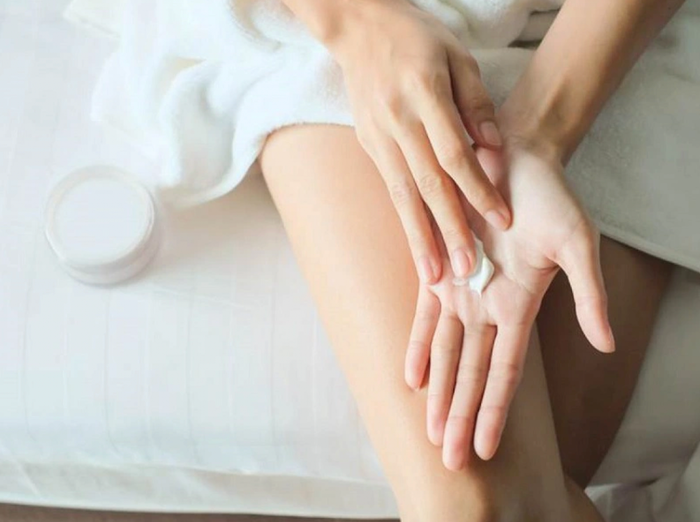 Trước khi được chẩn đoán suy thận, cả hai đều bị sưng chân và mặt bất thường sau khi sử dụng kem dưỡng trắng da. (Ảnh minh họa)