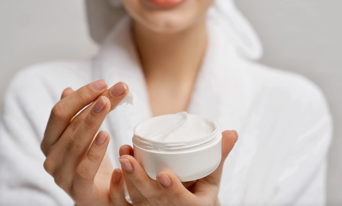 Hai người phụ nữ có quan hệ chị em họ hàng ở Trung Quốc bị suy thận vì dùng một loại kem dưỡng trắng da. (Ảnh minh họa)