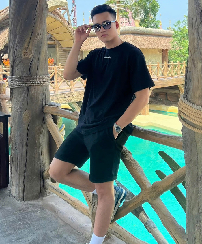 Dù có ngoại hình nổi bật, trung vệ cao 1m86 vẫn giữ lối sống giản dị, thân thiện và hài hước. Điều đó giúp anh chiếm được tình cảm của người hâm mộ, đặc biệt là các fan nữ. Ảnh: FBNV