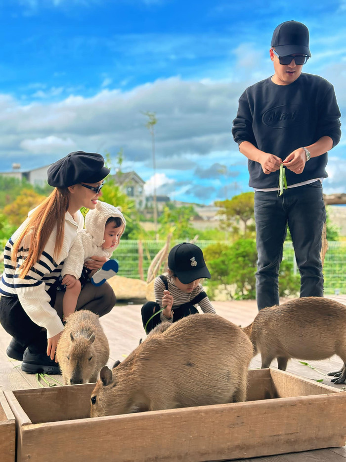 Thời gian gần đây, Nhã Phương và Trường Giang thoải mái chia sẻ hình ảnh của hai con lên mạng xã hội. (Ảnh: FBNV)