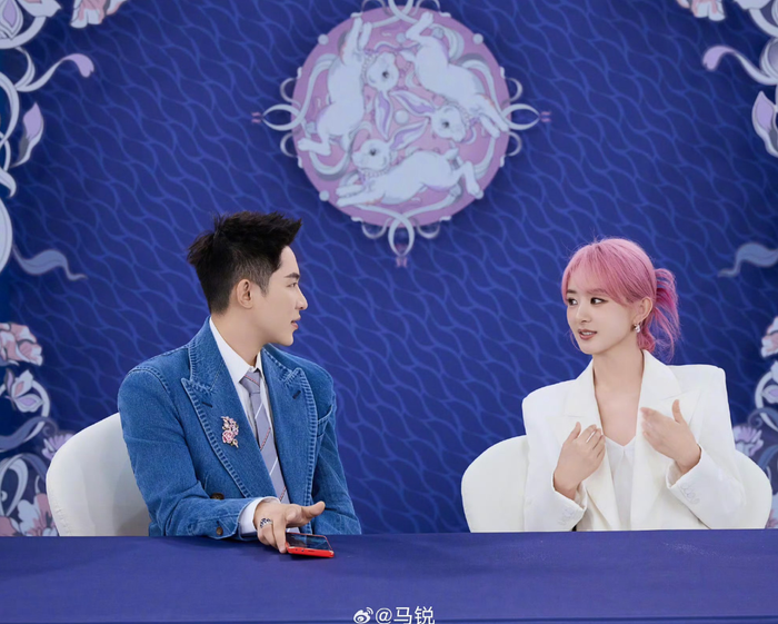 Showbiz 24h: Triệu Lệ Dĩnh thể hiện sự duyên dáng khi làm việc và xuất hiện với diện mạo mới. Ảnh: Sưu tầm