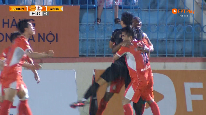 Thủ môn Bùi Tiến Dũng đã ghi bàn theo cách điên rồ nhất.