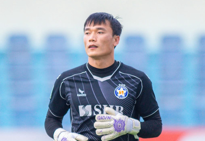 Thủ môn Bùi Tiến Dũng ghi bàn và hoá người hùng giúp Đà Nẵng thắng Bình Định 3-1.