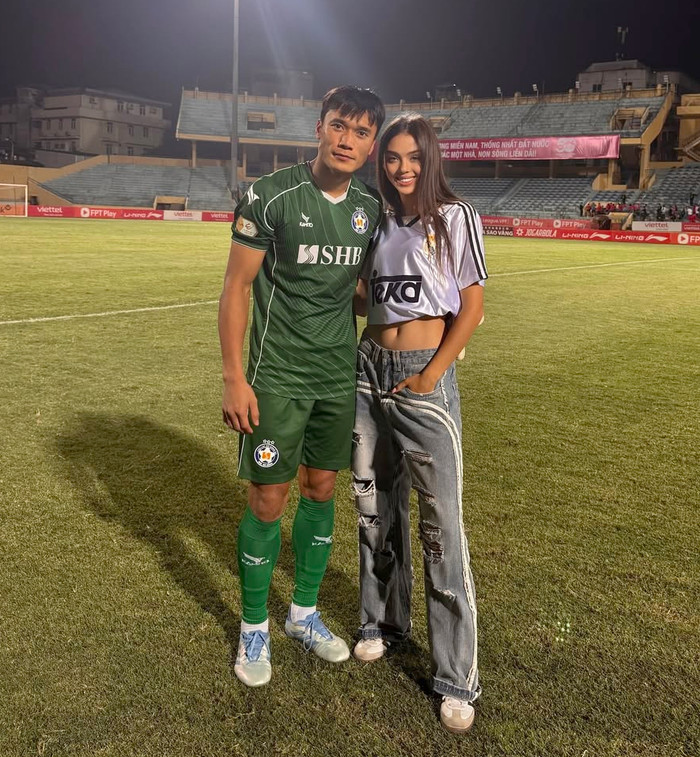 Vợ Bùi Tiến Dũng tự hào về màn thi đấu của chồng trên sân cỏ. 