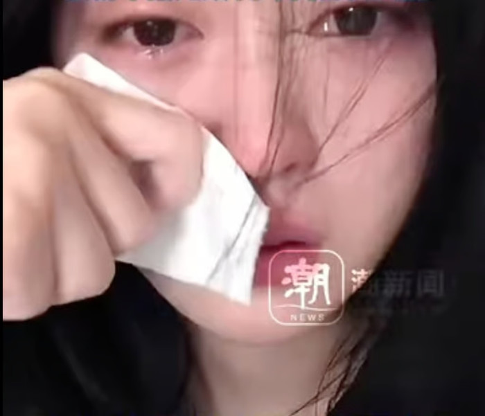 Đăng ảnh khóc lên mạng, cô gái xinh đẹp gặp rắc rối nghiêm trọng Ảnh 1