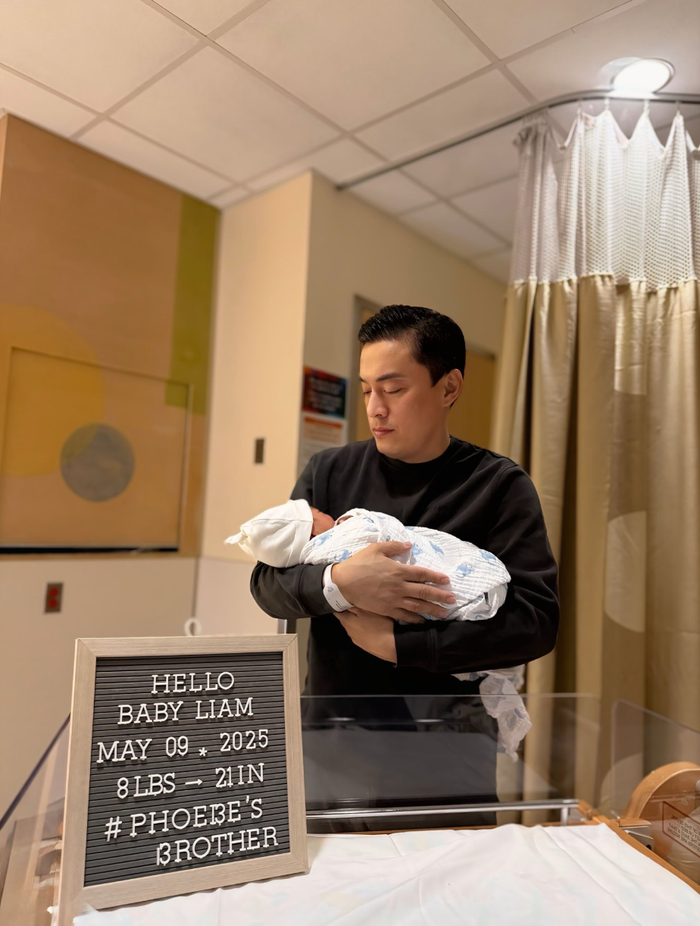 Showbiz 24h:  Lam Trường bế quý tử trên tay. Ảnh: FBNV