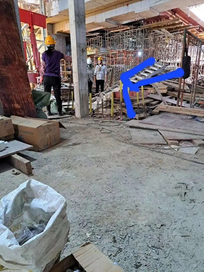 Hình ảnh nam ca sĩ làm công nhân cũng từng khiến làng giải trí xôn xao. 