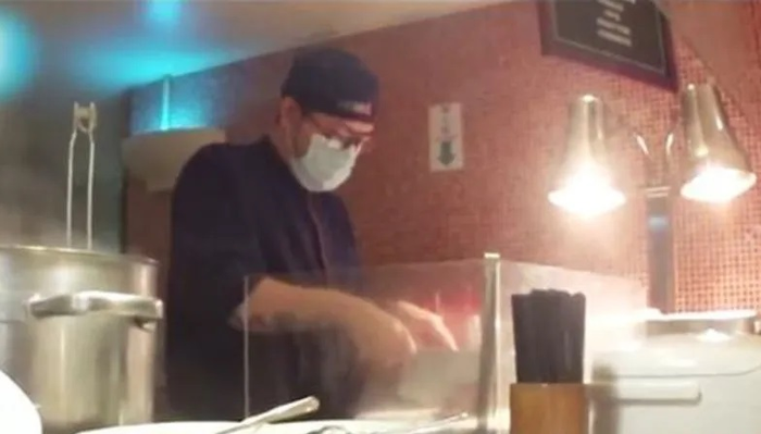 Hình ảnh Trương Trí Hằng làm phục vụ tại một nhà hàng.