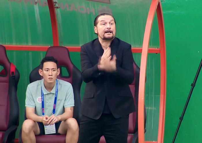 HLV Vũ Tiến Thành đã gieo sầu cho HLV Popov khi HAGL đánh bại Thể Công Viettel 2-1.