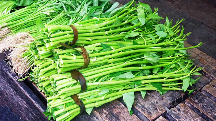 Rau trồng dưới nước như rau muống, rau cần... tiềm ẩn nhiều nguy cơ nhiễm các loại sán lá. (Ảnh minh họa)
