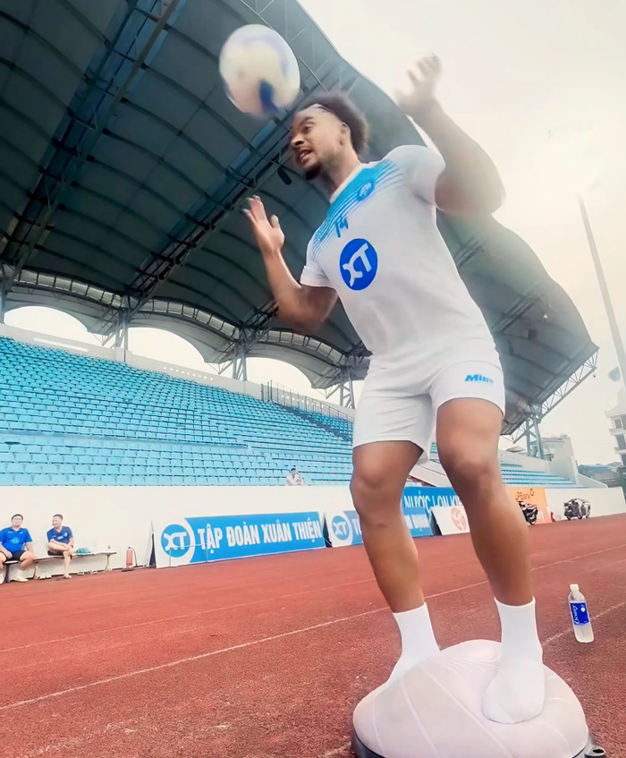 Nguyễn Xuân Son đã tập luyện với bóng làm bùng lên hy vọng về việc rút ngắn quá trình trở lại.