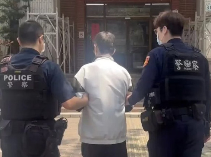 Đưa một tờ giấy cho nhân viên ngân hàng, người đàn ông lập tức bị bắt giữ Ảnh 2