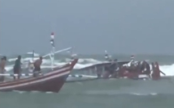 Thuyền chở 104 người lật úp giữa biển, 7 người thiệt mạng Ảnh 2