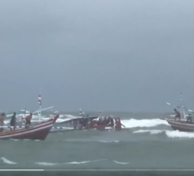 Thuyền chở 104 người lật úp giữa biển, 7 người thiệt mạng Ảnh 1