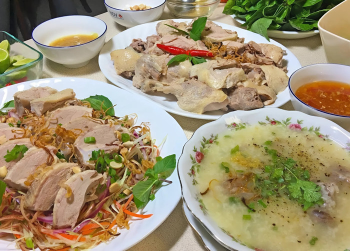Cháo vịt ăn kèm gỏi, nước mắm gừng. (Ảnh minh họa)